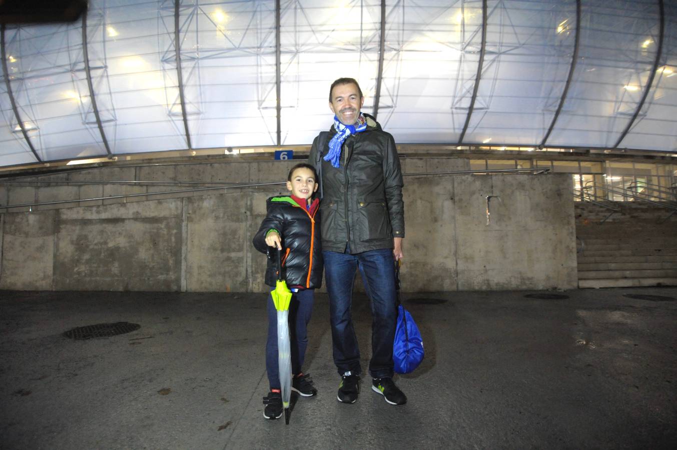 Miles de aficionados han acudido a Anoeta para presenciar el partido a pesar de la lluvia.