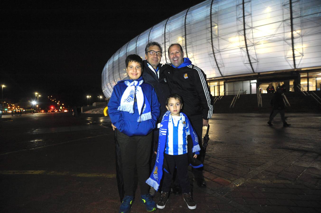 Miles de aficionados han acudido a Anoeta para presenciar el partido a pesar de la lluvia.