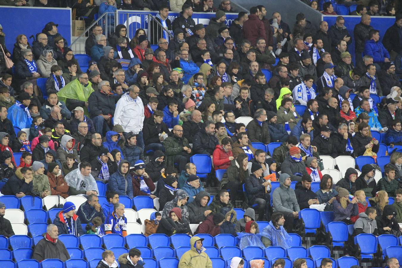 Miles de aficionados han acudido a Anoeta para presenciar el partido a pesar de la lluvia.