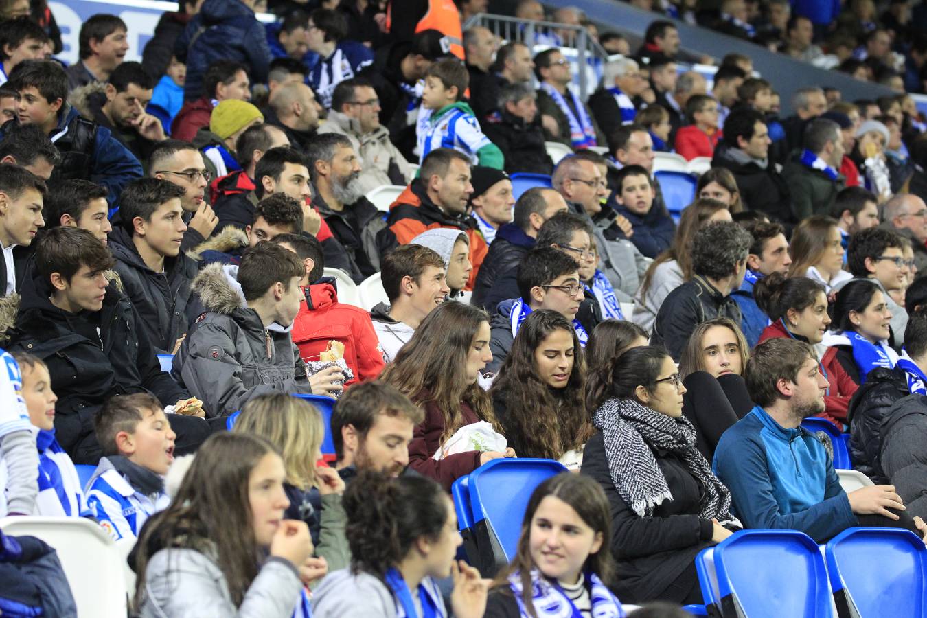 Miles de aficionados han acudido a Anoeta para presenciar el partido a pesar de la lluvia.