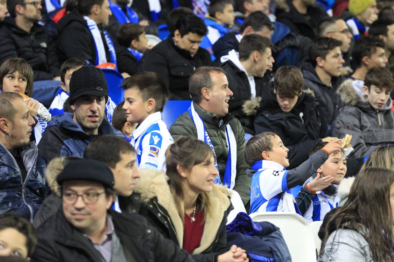 Miles de aficionados han acudido a Anoeta para presenciar el partido a pesar de la lluvia.