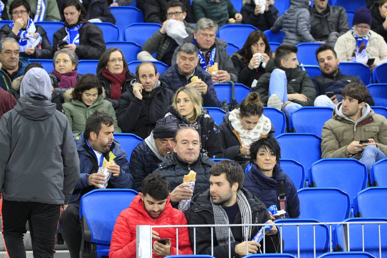 Miles de aficionados han acudido a Anoeta para presenciar el partido a pesar de la lluvia.
