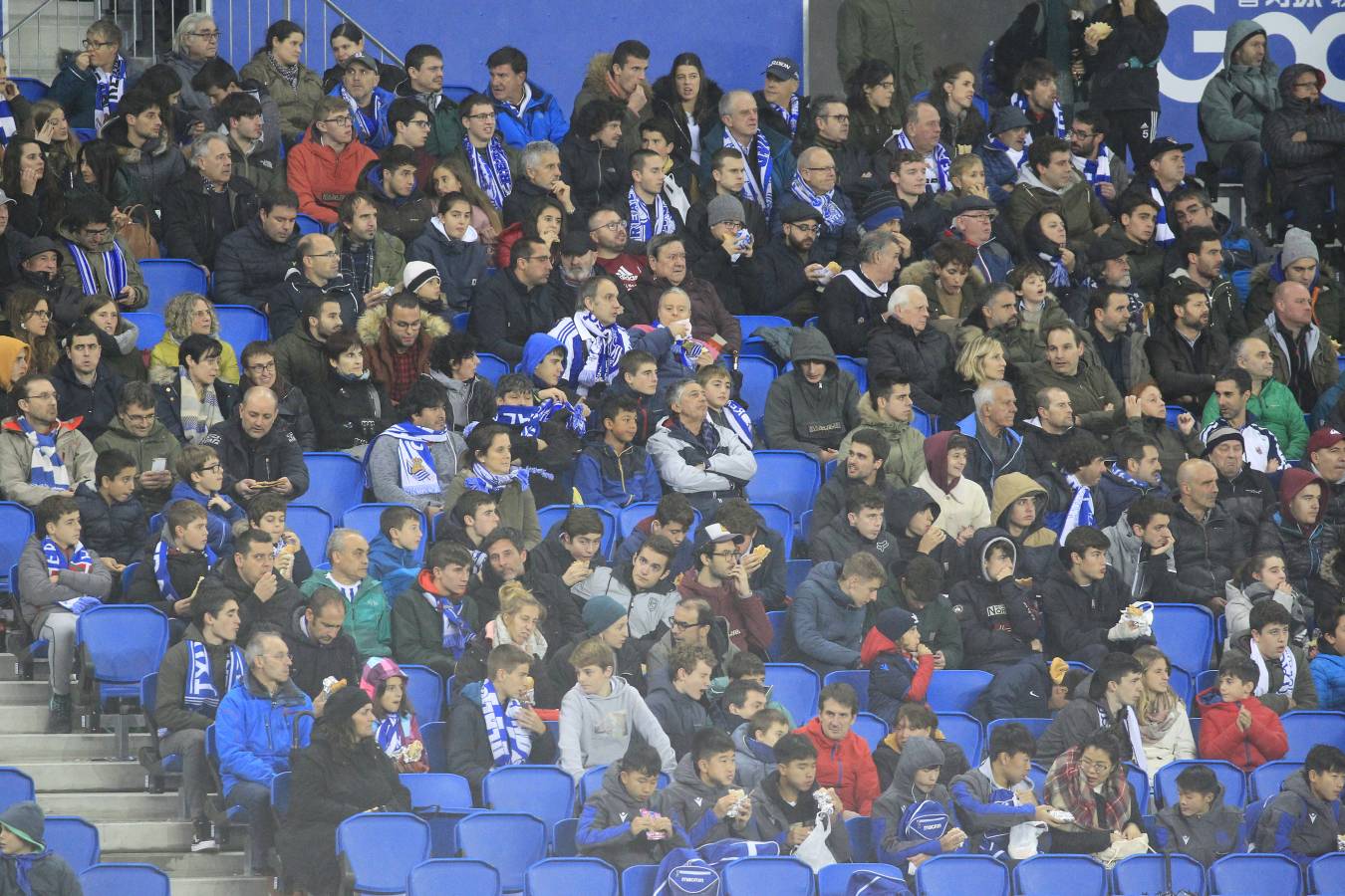 Miles de aficionados han acudido a Anoeta para presenciar el partido a pesar de la lluvia.