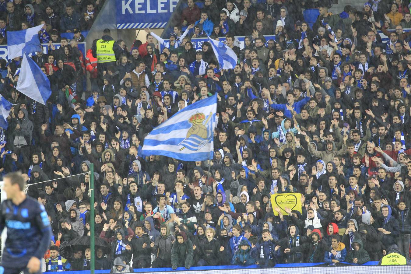 Miles de aficionados han acudido a Anoeta para presenciar el partido a pesar de la lluvia.