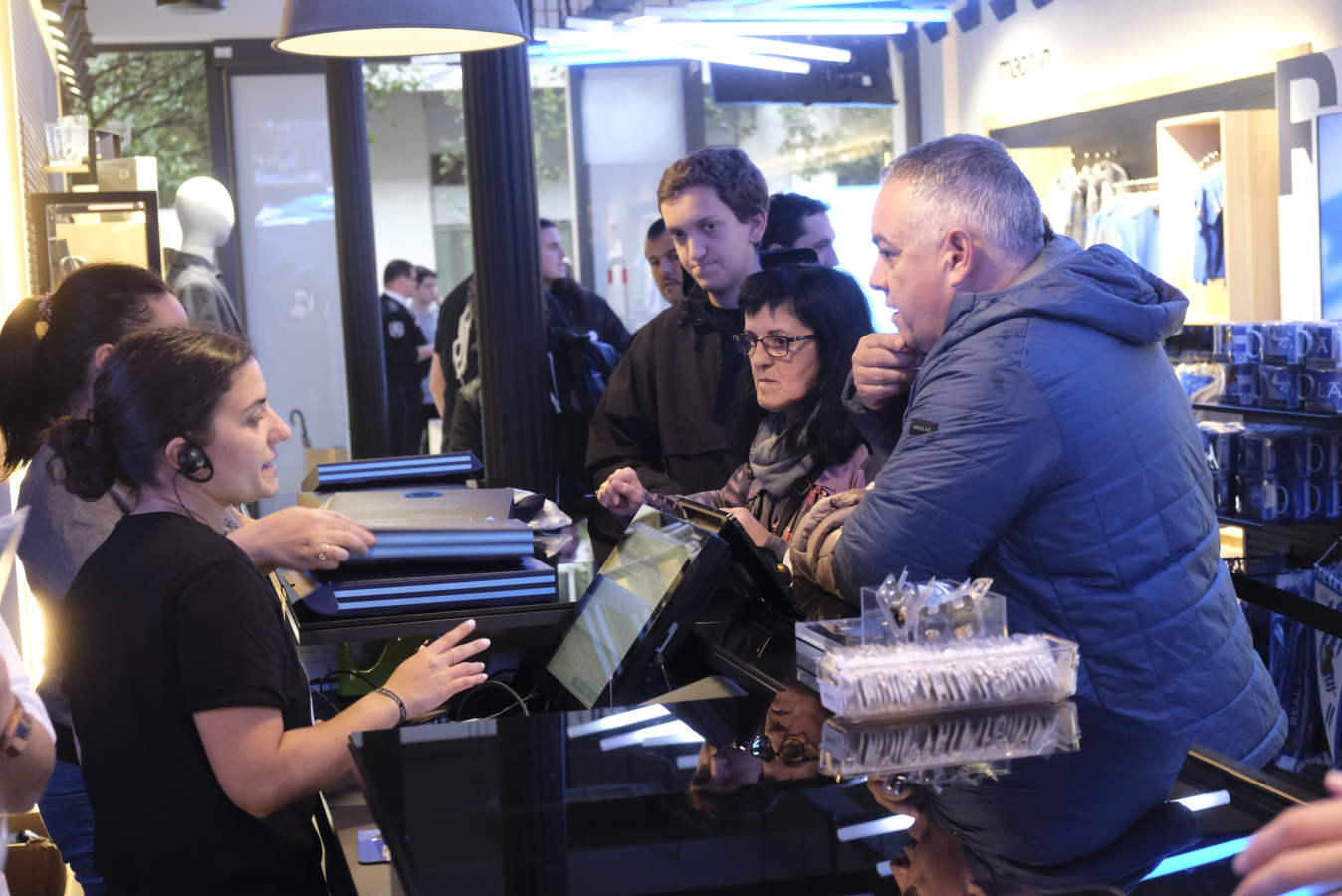 Cientos de aficionados realistas han esperado durante varias horas bajo la lluvia en las tiendas de la Real Sociedad para comprar una elástica