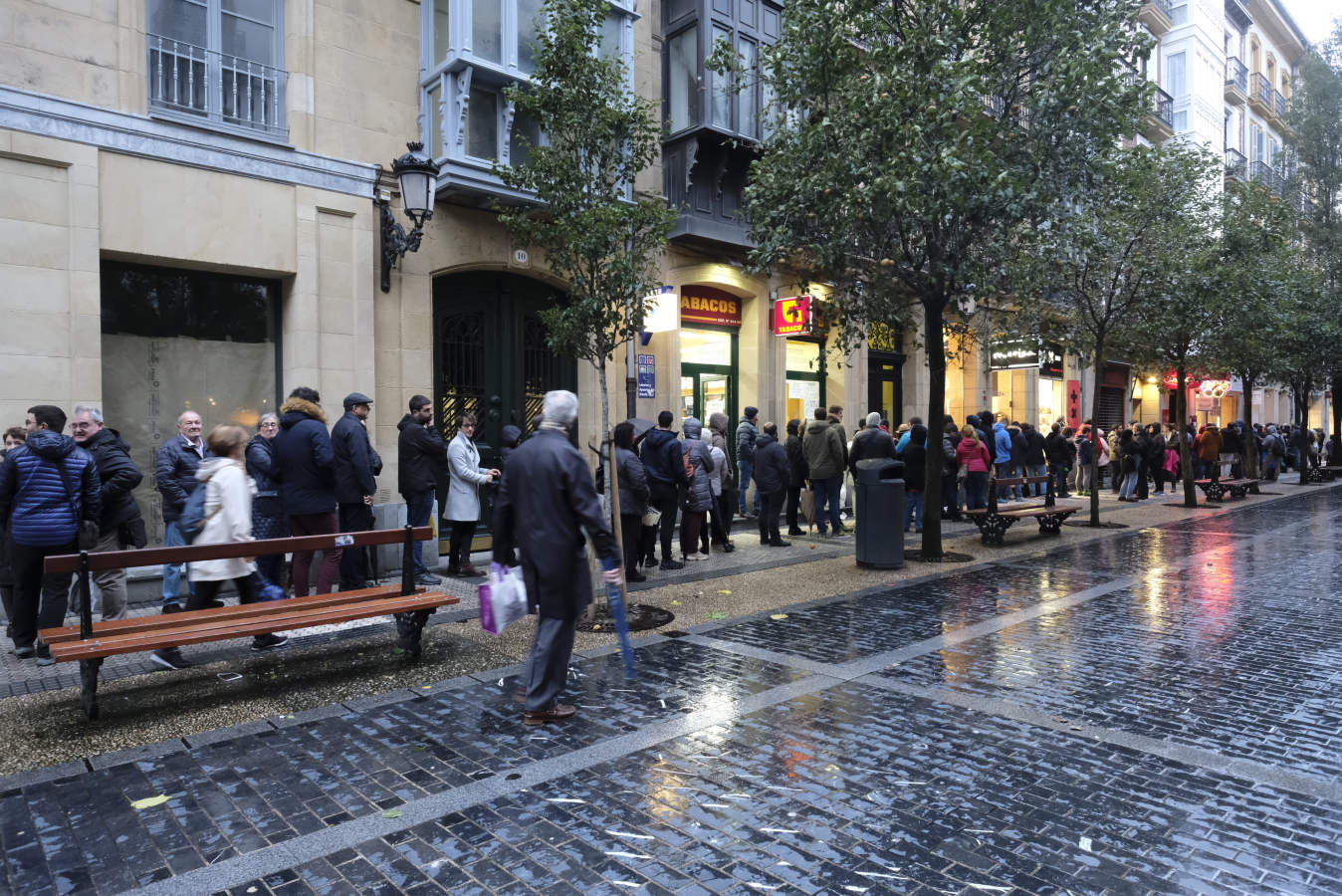 Cientos de aficionados realistas han esperado durante varias horas bajo la lluvia en las tiendas de la Real Sociedad para comprar una elástica