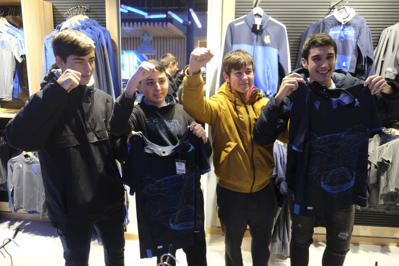 Cientos de aficionados realistas han esperado durante varias horas bajo la lluvia en las tiendas de la Real Sociedad para comprar una elástica