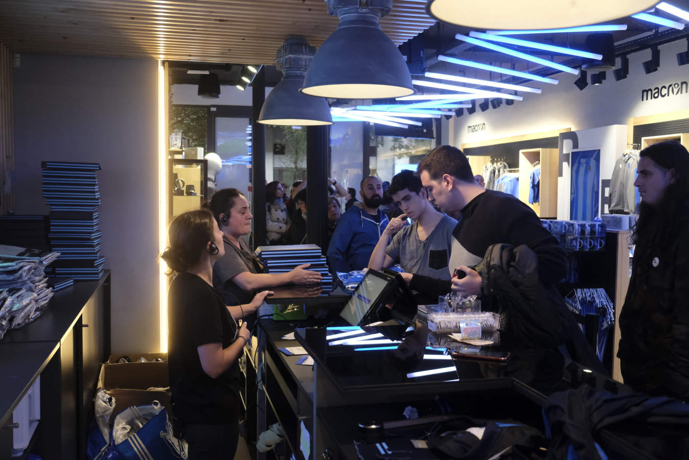 Cientos de aficionados realistas han esperado durante varias horas bajo la lluvia en las tiendas de la Real Sociedad para comprar una elástica