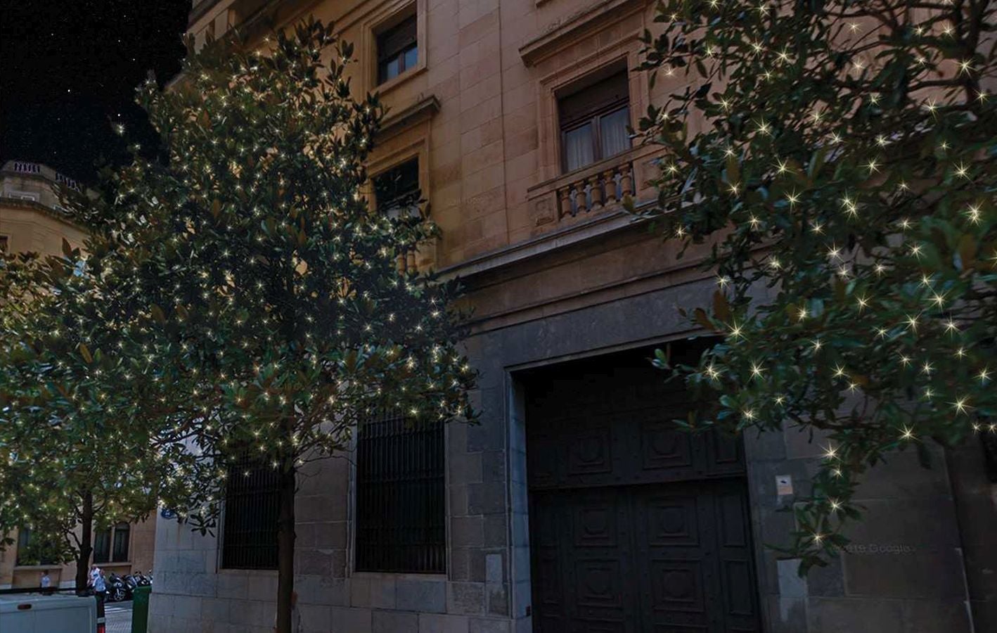 Entre las novedades, destacan un planetario con sonido que se instalará en Alderdi Eder o la 'Paloma de la paz' de Nestor Basterretxea y 'El peine del viento' de Chillida que iluminarán la calle Urbieta. Además, la gran bola de Navidad se traslada de la plaza Cervantes a la calle Easo