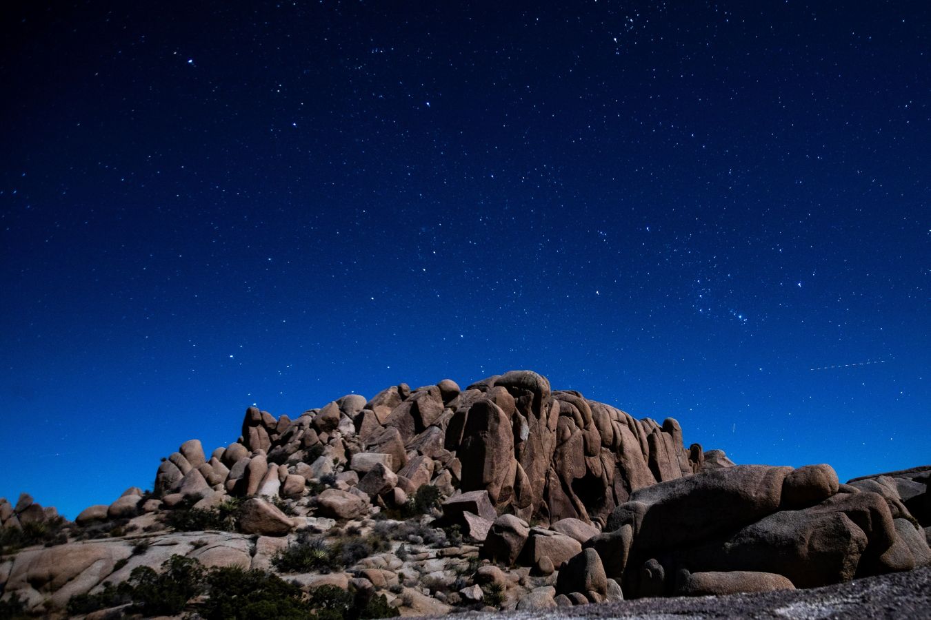 La luna ilumina la capa de roca formada en este parque que se trata de un lugar ídilico por las noches para sacar fotografías en Twentynine Palms (California). 