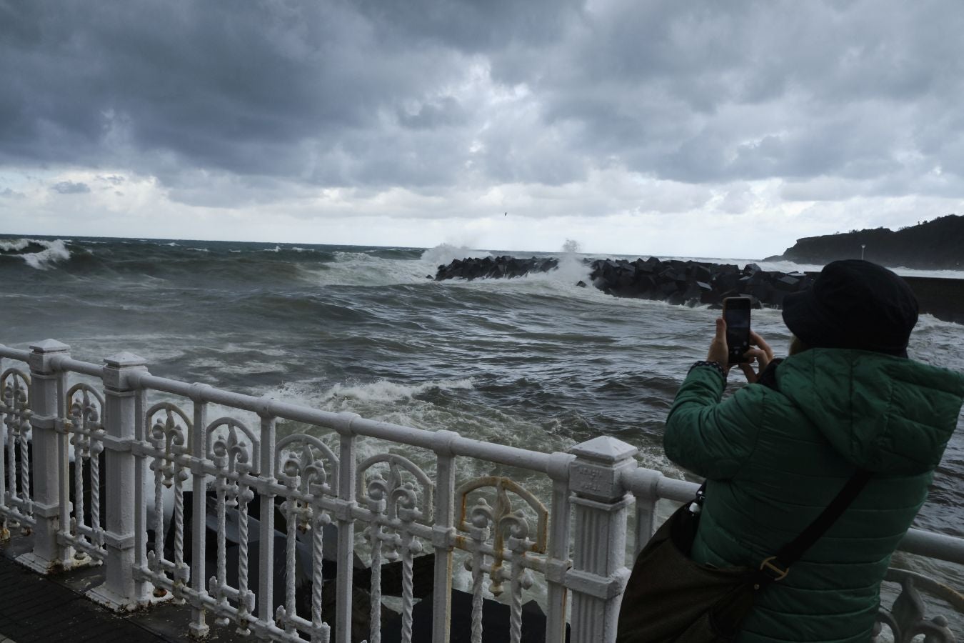 San Sebastián y otras localidades costeras permanecen en alerta naranja por fuerte oleaje con olas que pueden superar los cinco metros