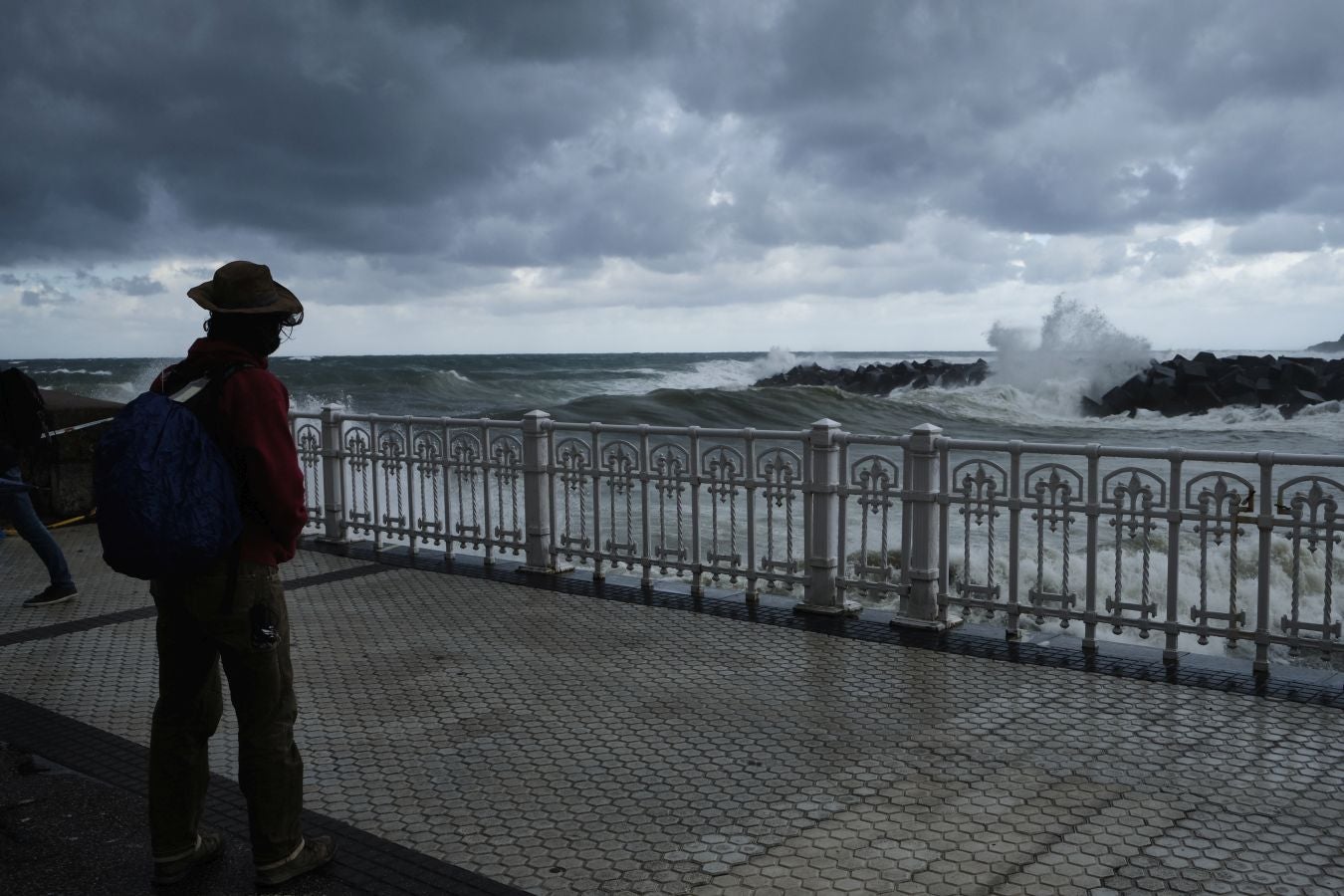 San Sebastián y otras localidades costeras permanecen en alerta naranja por fuerte oleaje con olas que pueden superar los cinco metros