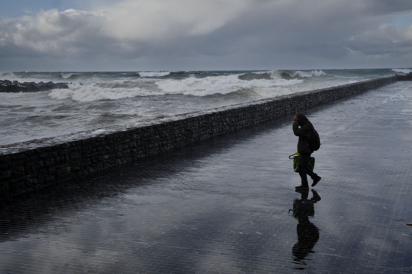 San Sebastián y otras localidades costeras permanecen en alerta naranja por fuerte oleaje con olas que pueden superar los cinco metros