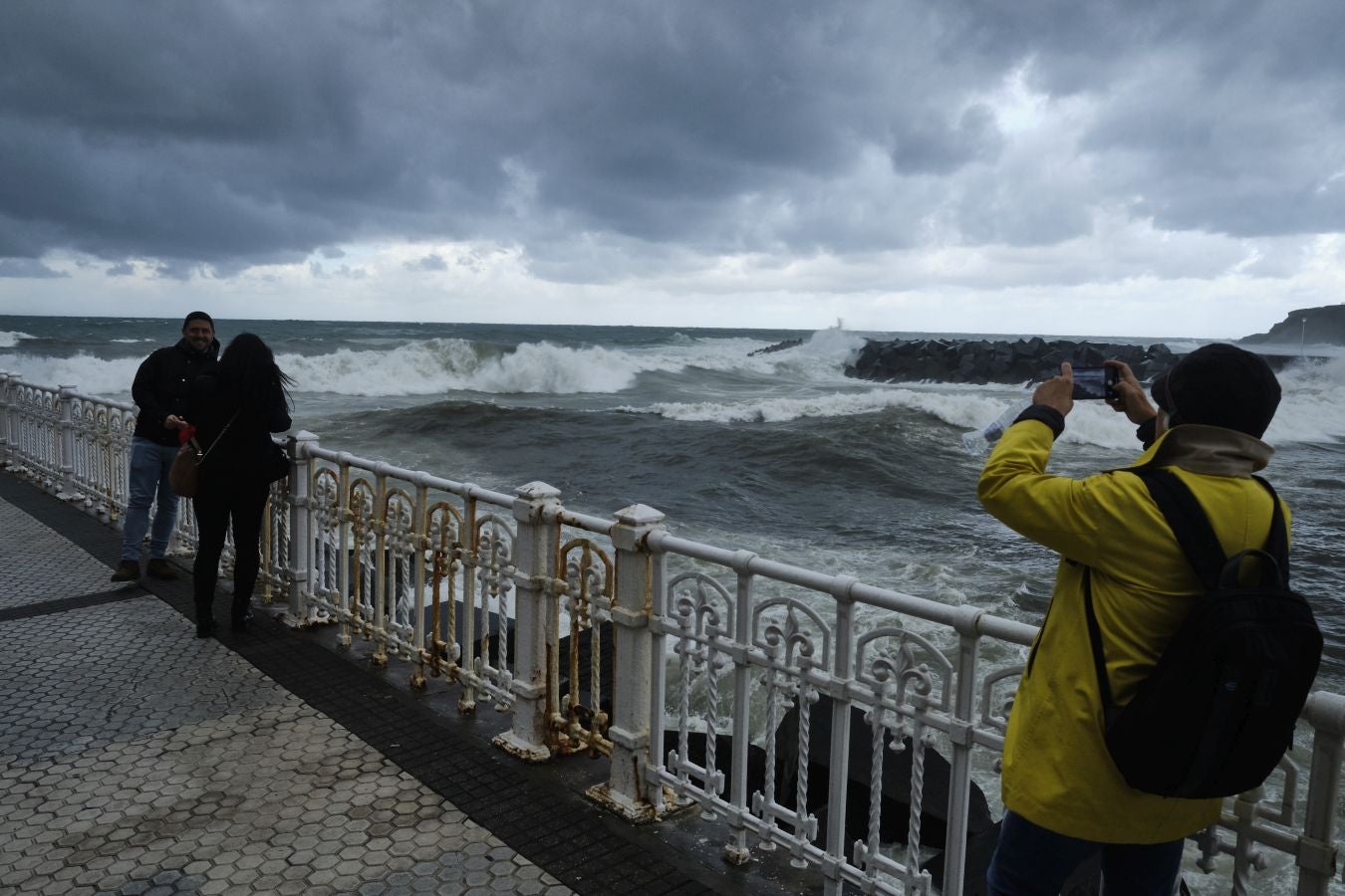 San Sebastián y otras localidades costeras permanecen en alerta naranja por fuerte oleaje con olas que pueden superar los cinco metros