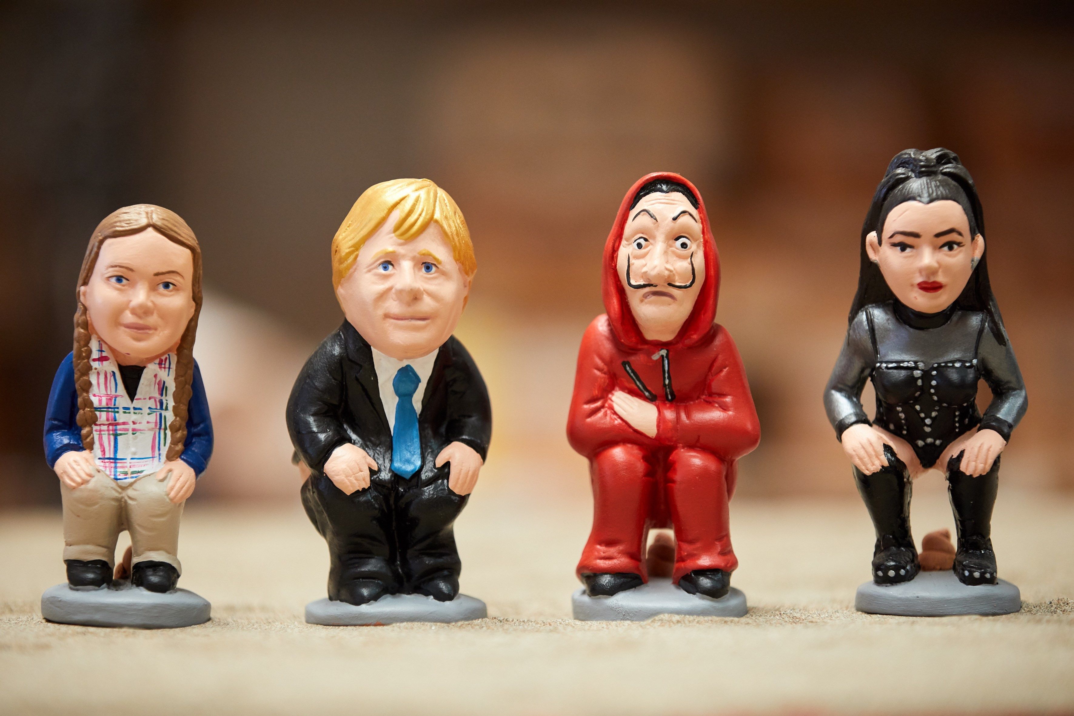 La empresa caganer.com, que comercializa en todo el mundo las tradicionales figuras del pesebre catalán que defecan para abonar la tierra en señal de suerte y salud, ha presentado este jueves su colección para la próxima navidad. Destacan las figuras del presidente del Gobierno, Pedro Sánchez, el de la Generalitat, Quim Torra, y la del presidente del Parlament, Roger Torrent. No falta un 'caganer' emulando un lazo amarillo. Otros rostros conocidos son los de Inés Arrimadas, Miquel Iceta, los primeros ministros de Reino Unido y Japón, Theresa May y Shinzo Abe, respectivamente, así como al presidente chino, Xi Jinping, Montserrat Caballé, David Bowie. Entre las piezas más vendidas por la compañía están las de Donald Trump, Leo Messi o Carles Puigdemont.