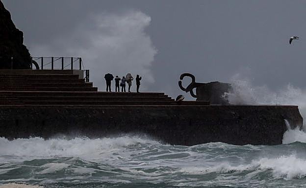 Imagen. Temporal de olas en San Sebastián