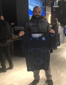 Imagen secundaria 2 - Aficionados posan con las nuevas camisetas