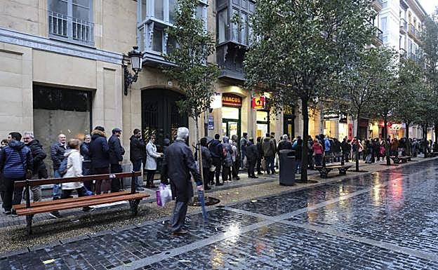 Galería. Cientos de aficionados aguardaron bajo la lluvia el viernes por la tarde para conseguir la nueva camiseta de la Real Sociedad