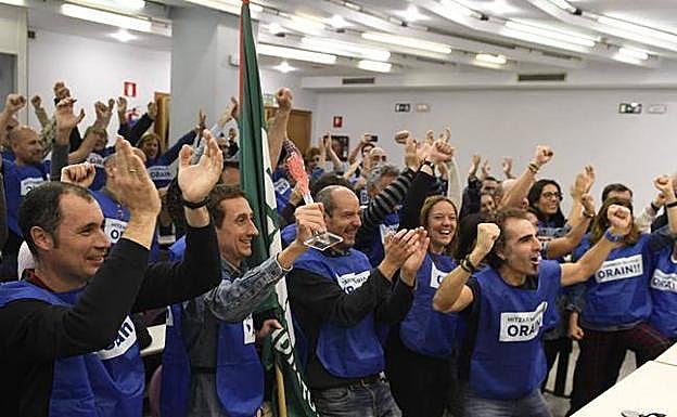 Miembros de ELA se felicitan por el acuerdo. 