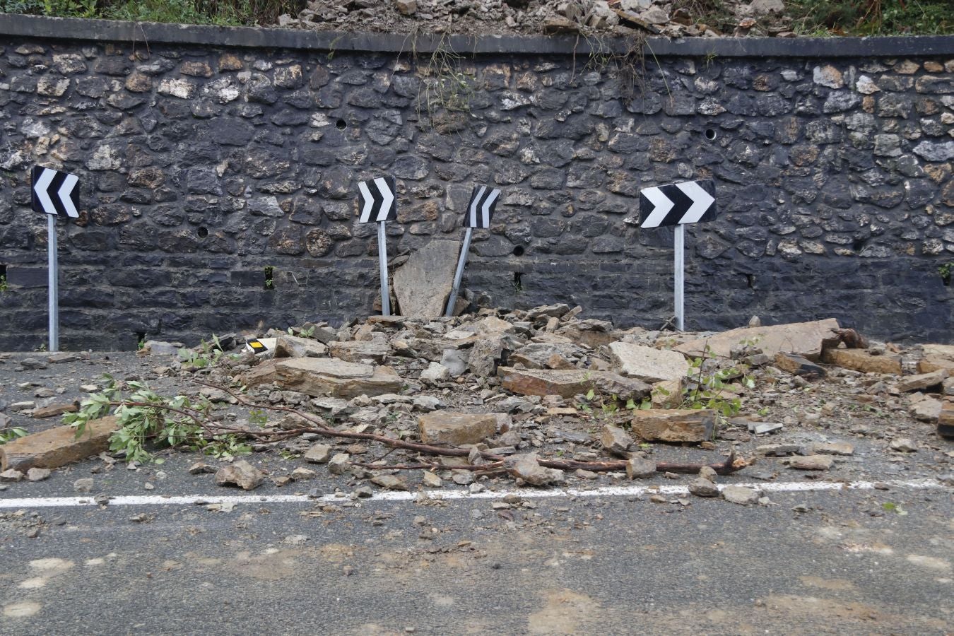 Un gran desprendimiento de rocas producido ha obligado a cortar la carretera durante cinco horas