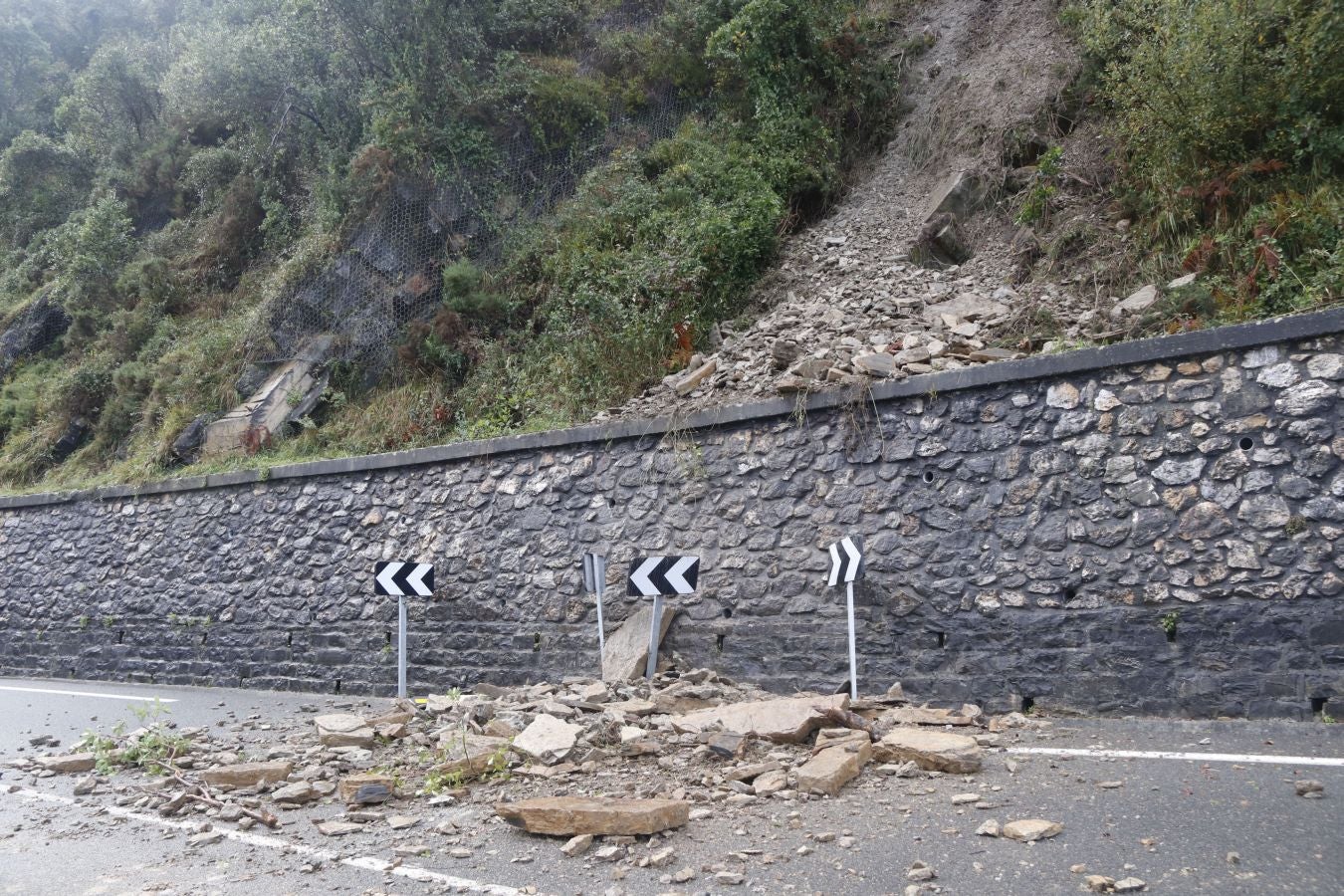 Un gran desprendimiento de rocas producido ha obligado a cortar la carretera durante cinco horas
