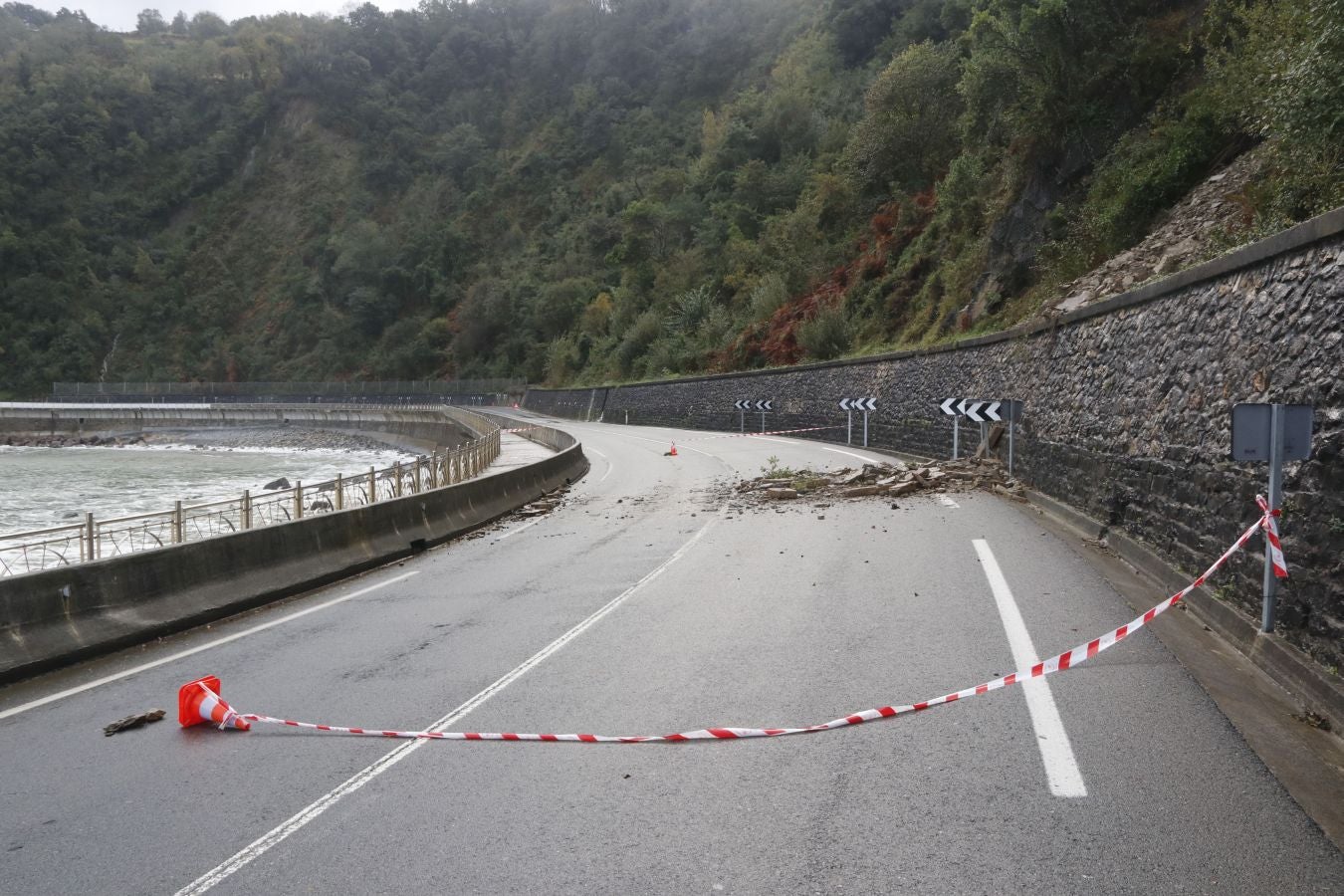 Un gran desprendimiento de rocas producido ha obligado a cortar la carretera durante cinco horas