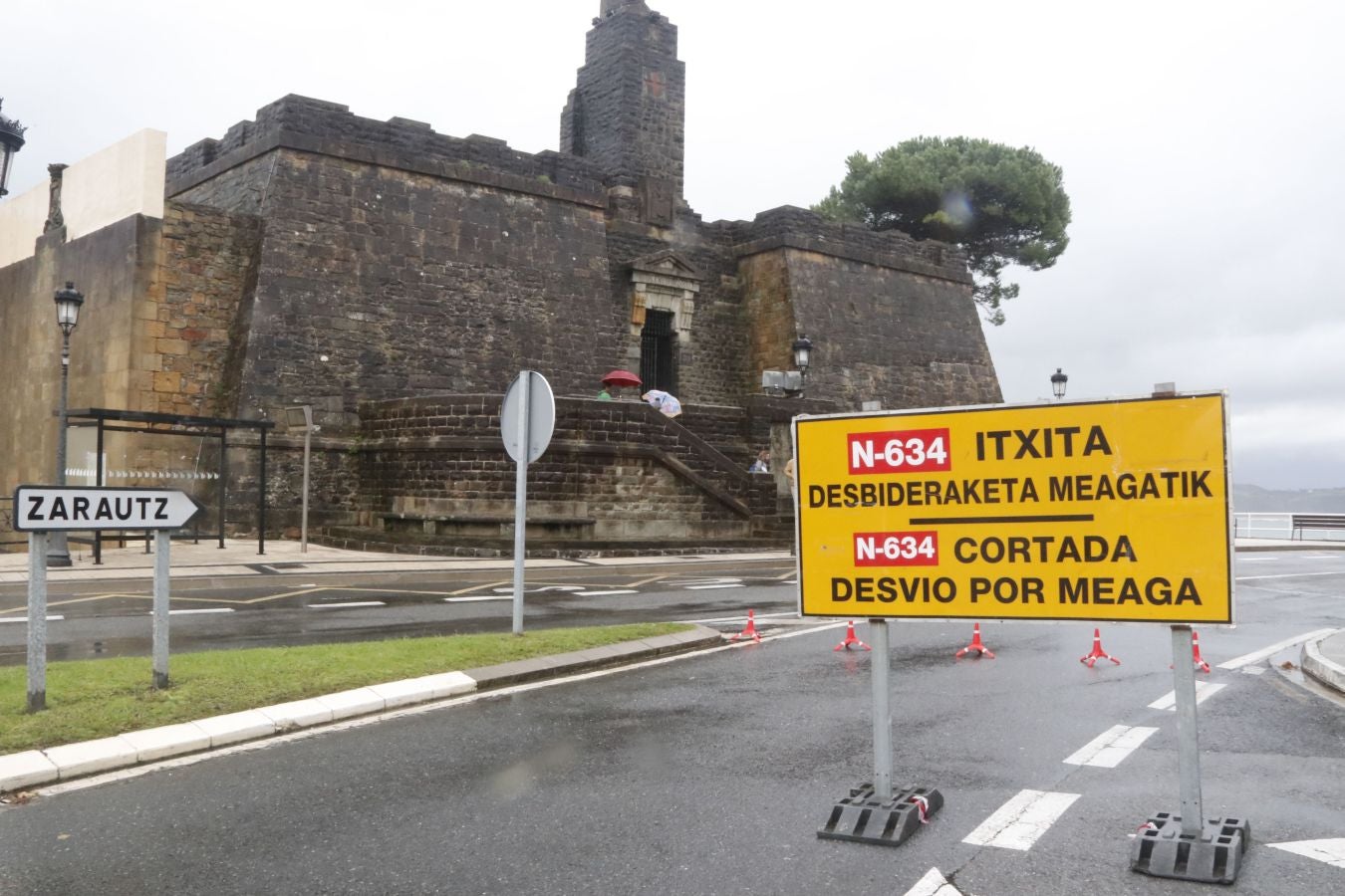 Un gran desprendimiento de rocas producido ha obligado a cortar la carretera durante cinco horas