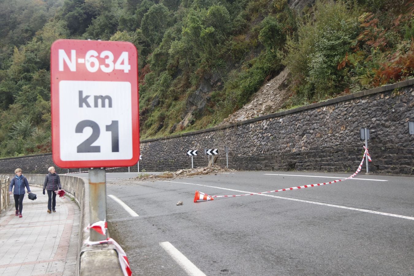 Un gran desprendimiento de rocas producido ha obligado a cortar la carretera durante cinco horas