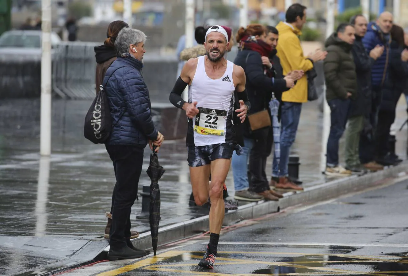 Fotos: Las llegadas a meta de los participantes en la Behobia - San Sebastián