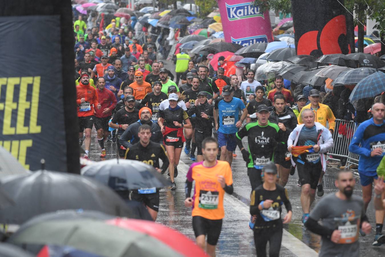 Fotos: Las llegadas a meta de los participantes en la Behobia - San Sebastián