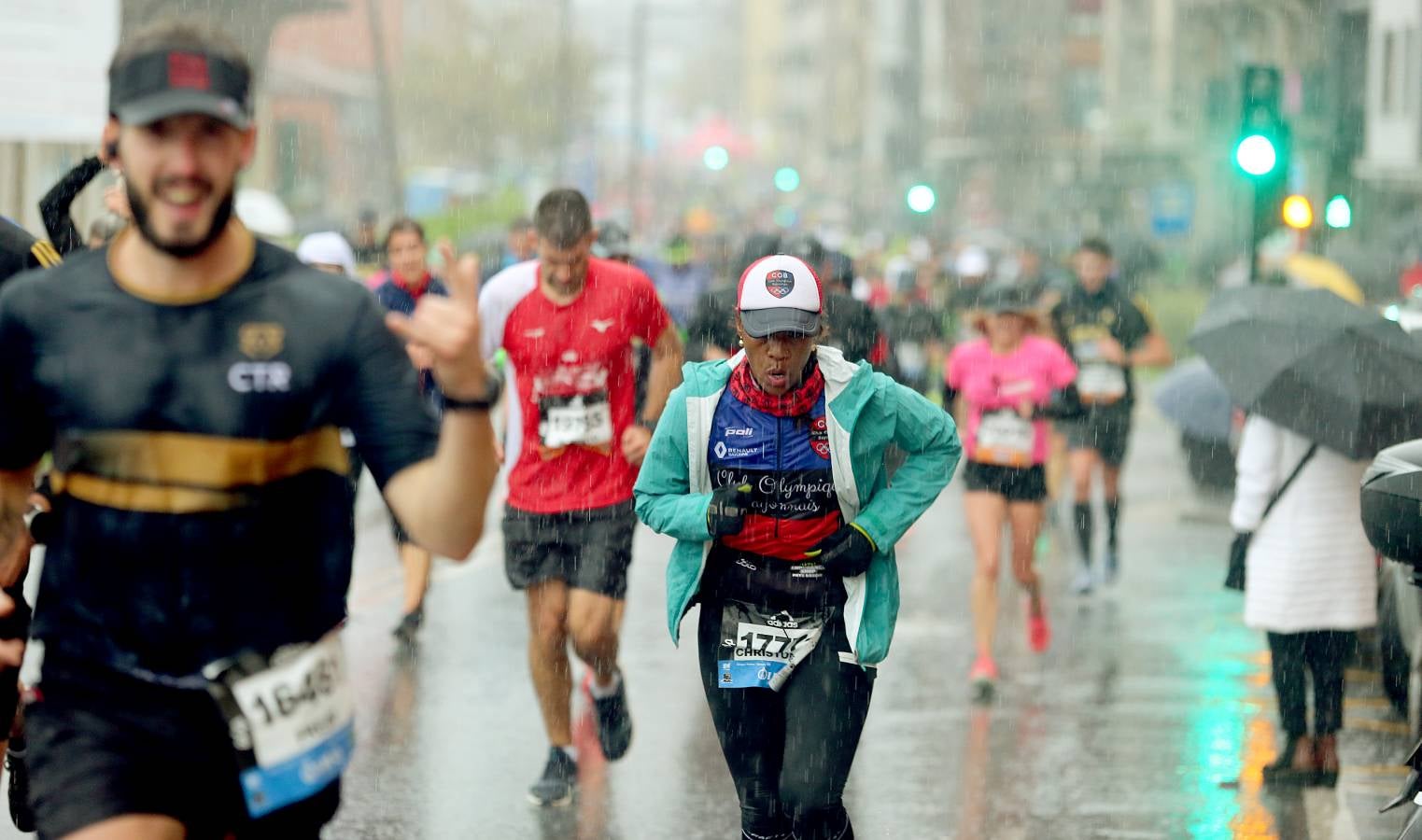 Fotos: Los corredores, a su paso por Pasaia y Herrera en la Behobia - San Sebastián