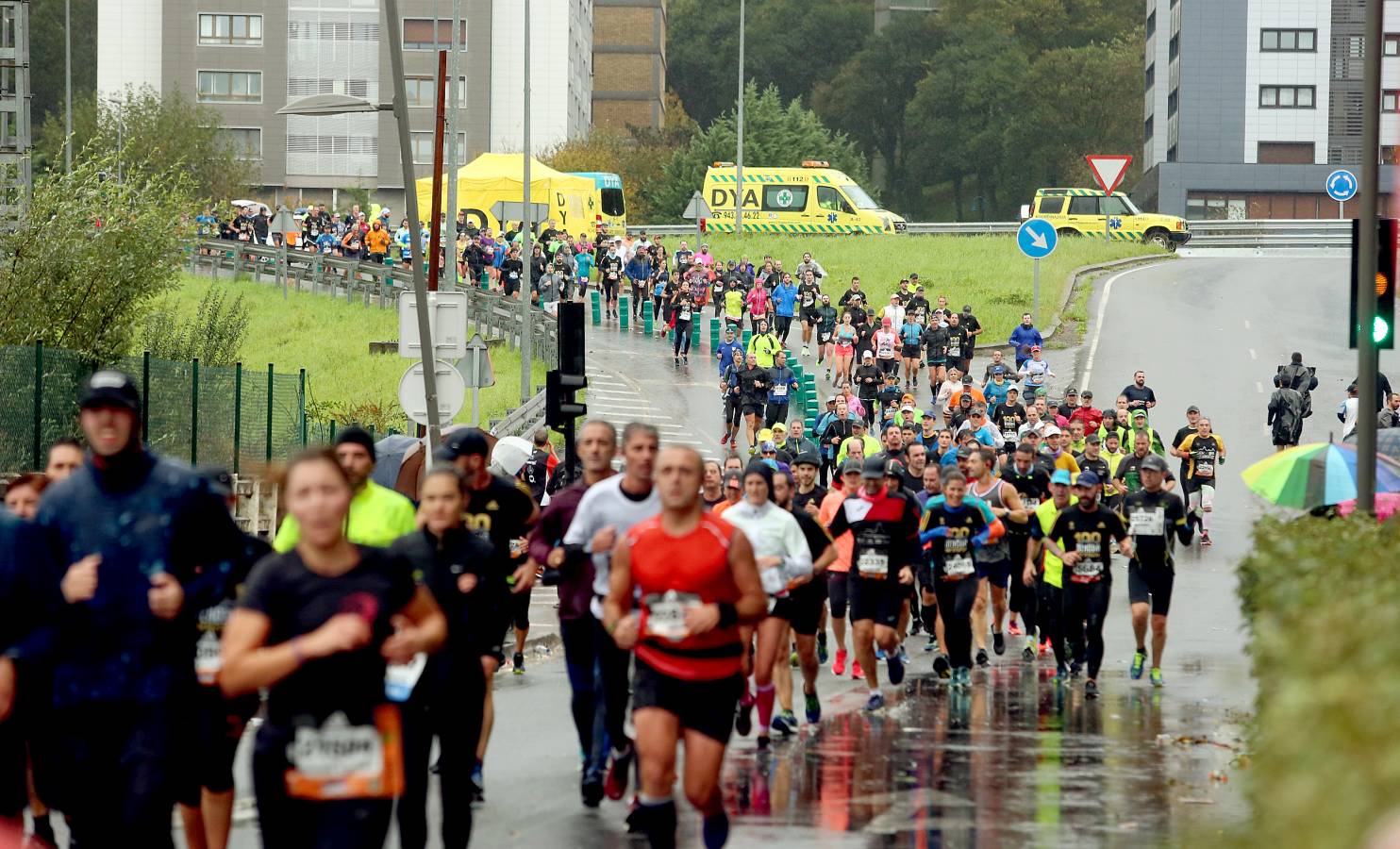 Fotos: Los corredores, a su paso por Pasaia y Herrera en la Behobia - San Sebastián
