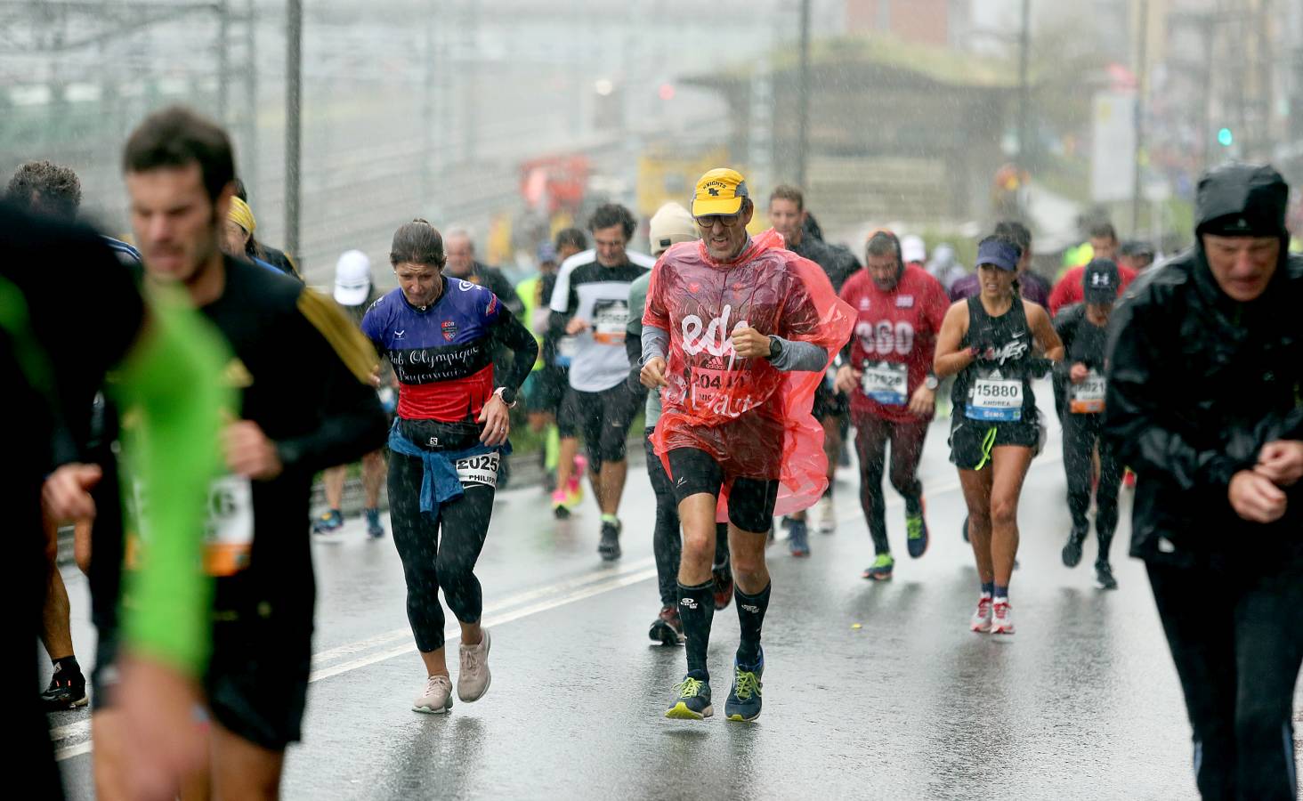 Fotos: Los corredores, a su paso por Pasaia y Herrera en la Behobia - San Sebastián