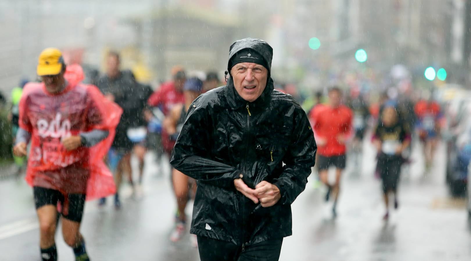Fotos: Los corredores, a su paso por Pasaia y Herrera en la Behobia - San Sebastián