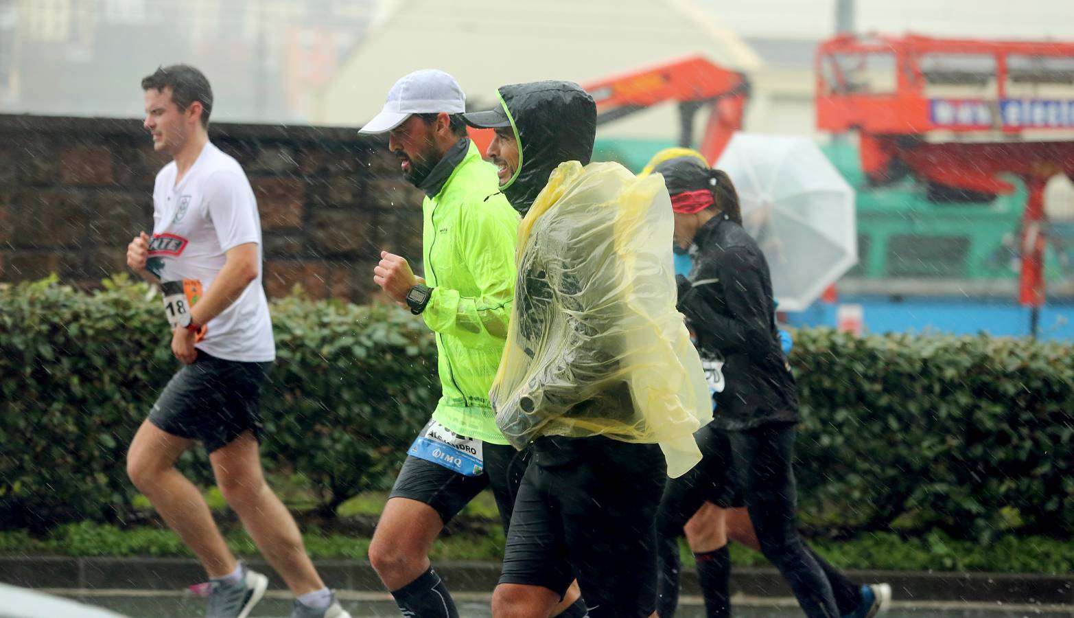 Fotos: Los corredores, a su paso por Pasaia y Herrera en la Behobia - San Sebastián