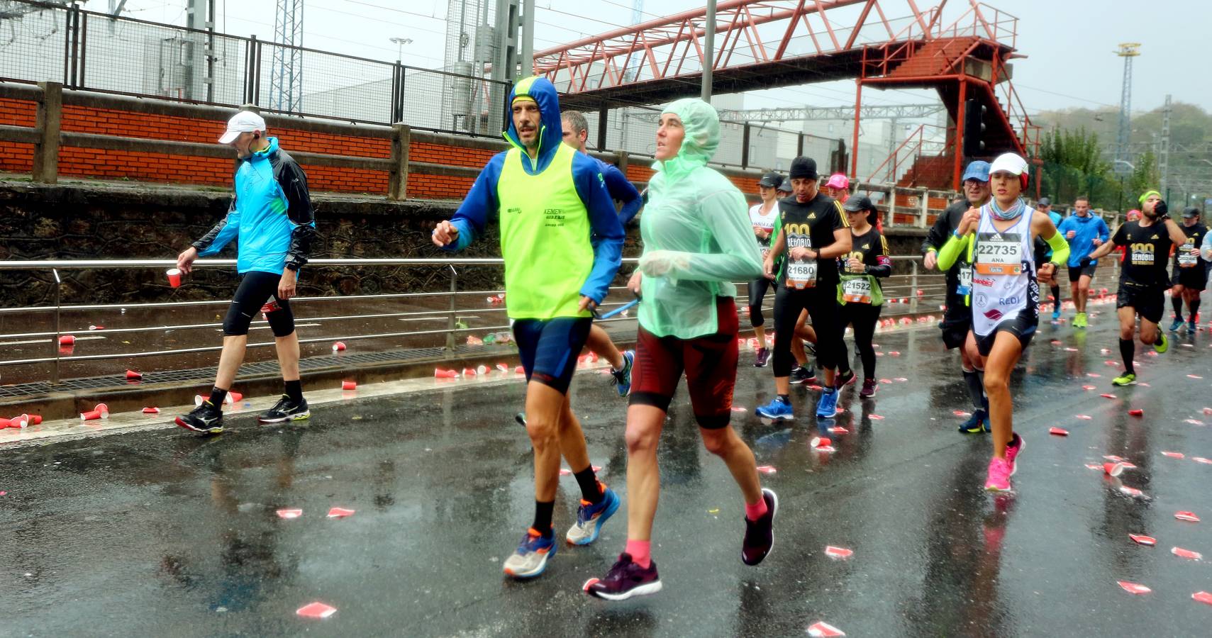 Fotos: Los corredores, a su paso por Pasaia y Herrera en la Behobia - San Sebastián