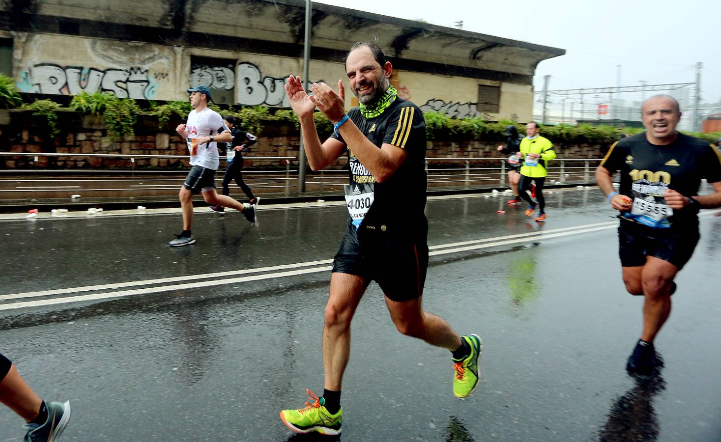 Fotos: Los corredores, a su paso por Pasaia y Herrera en la Behobia - San Sebastián