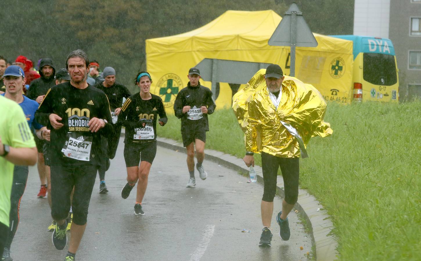 Fotos: Los corredores, a su paso por Pasaia y Herrera en la Behobia - San Sebastián