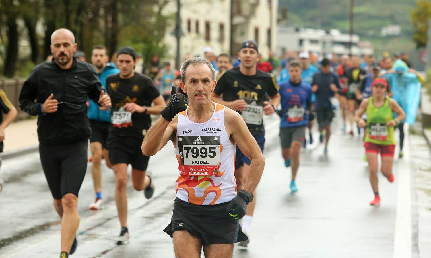 Fotos: Los corredores, a su paso por Pasaia y Herrera en la Behobia - San Sebastián