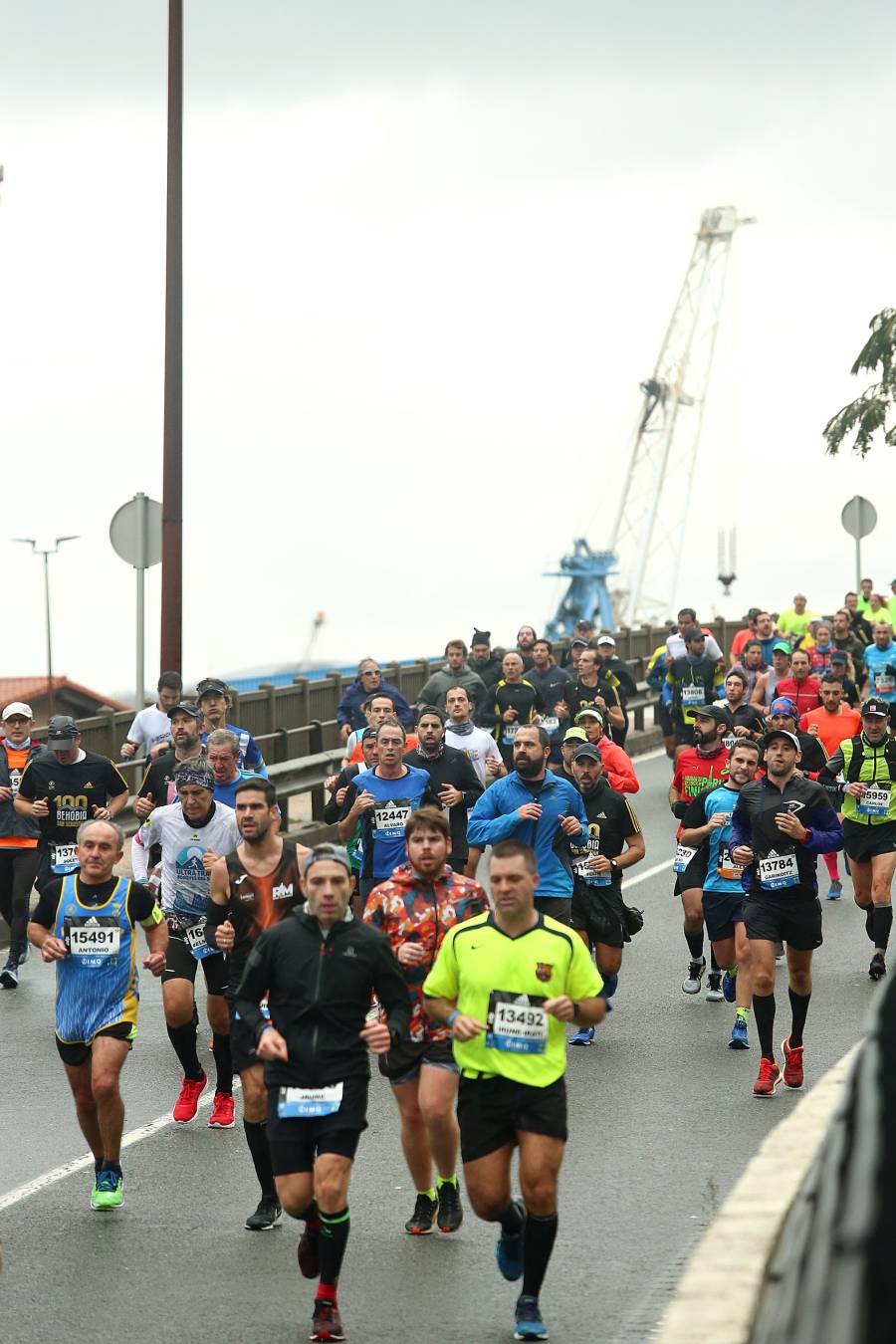 Fotos: Los corredores, a su paso por Pasaia y Herrera en la Behobia - San Sebastián