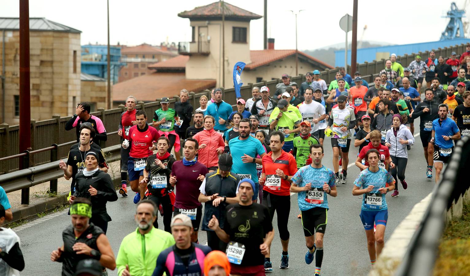 Fotos: Los corredores, a su paso por Pasaia y Herrera en la Behobia - San Sebastián