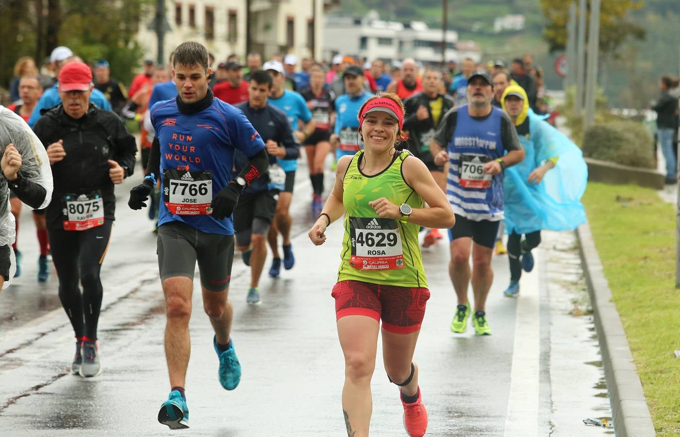 Fotos: Los corredores, a su paso por Pasaia y Herrera en la Behobia - San Sebastián