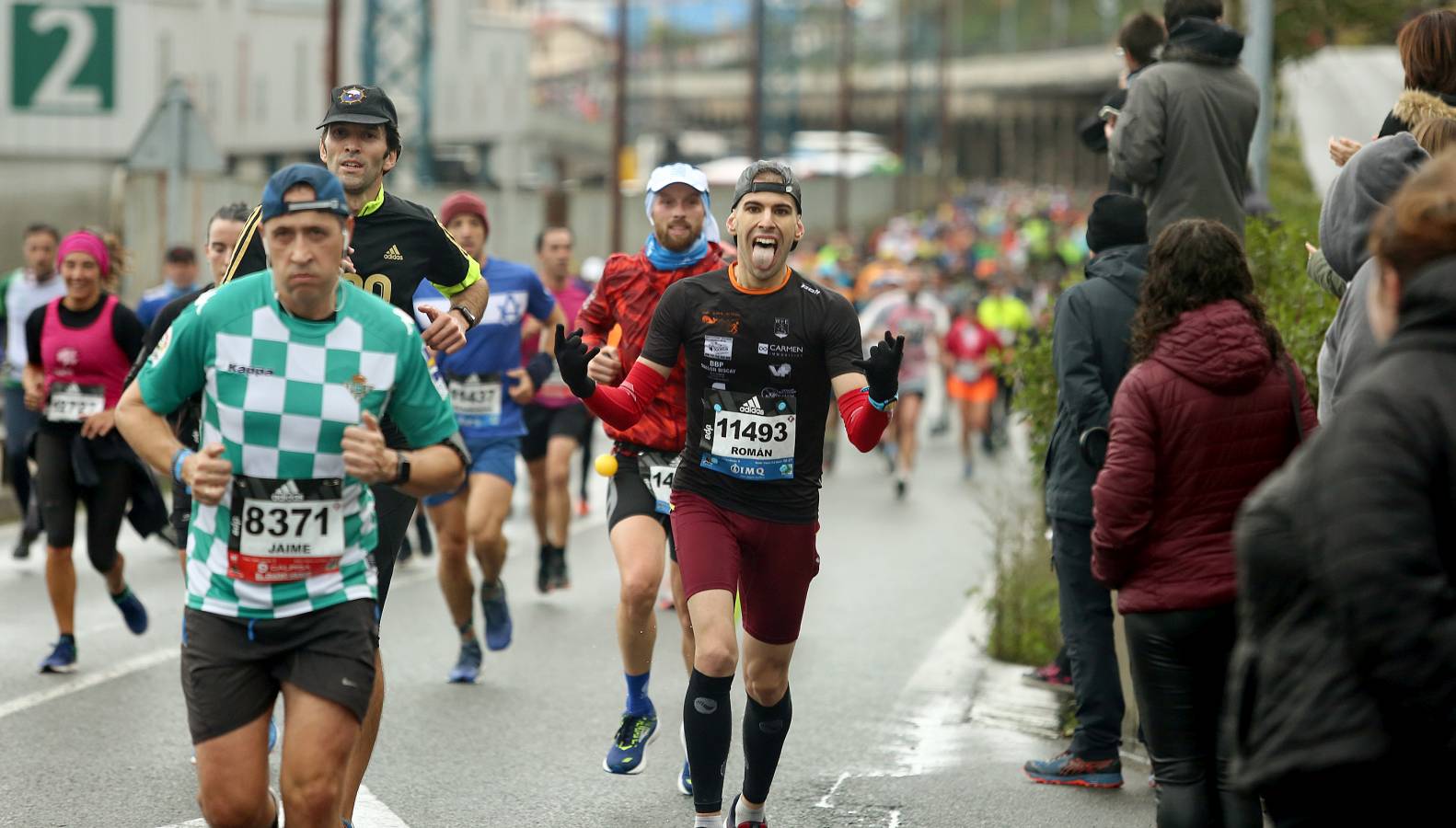 Fotos: Los corredores, a su paso por Pasaia y Herrera en la Behobia - San Sebastián