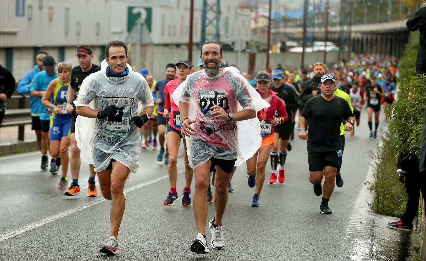 Fotos: Los corredores, a su paso por Pasaia y Herrera en la Behobia - San Sebastián