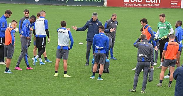 Imanol dirige la sesión de entrenamiento de ayer en Zubieta, sin la presencia de los titulares del viernes ante el Leganés. 