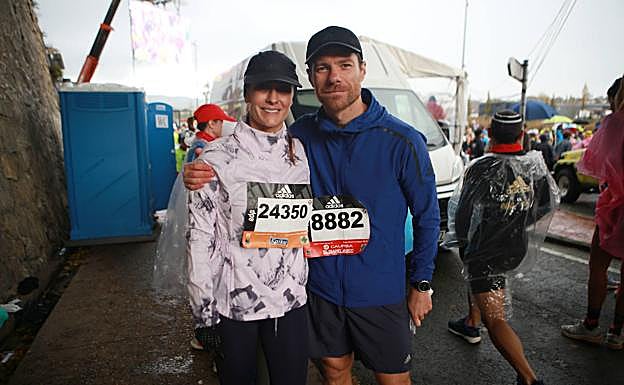 Xabi Alonso y su mujer Nagore Aranburu antes de la salida.