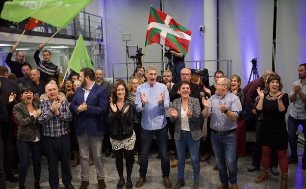 Candidatos y miembros de EH Bildu celebran los resultados.