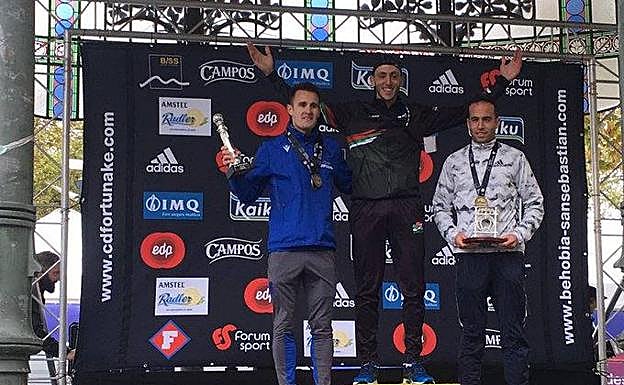 Podio de la carrera masculina. 