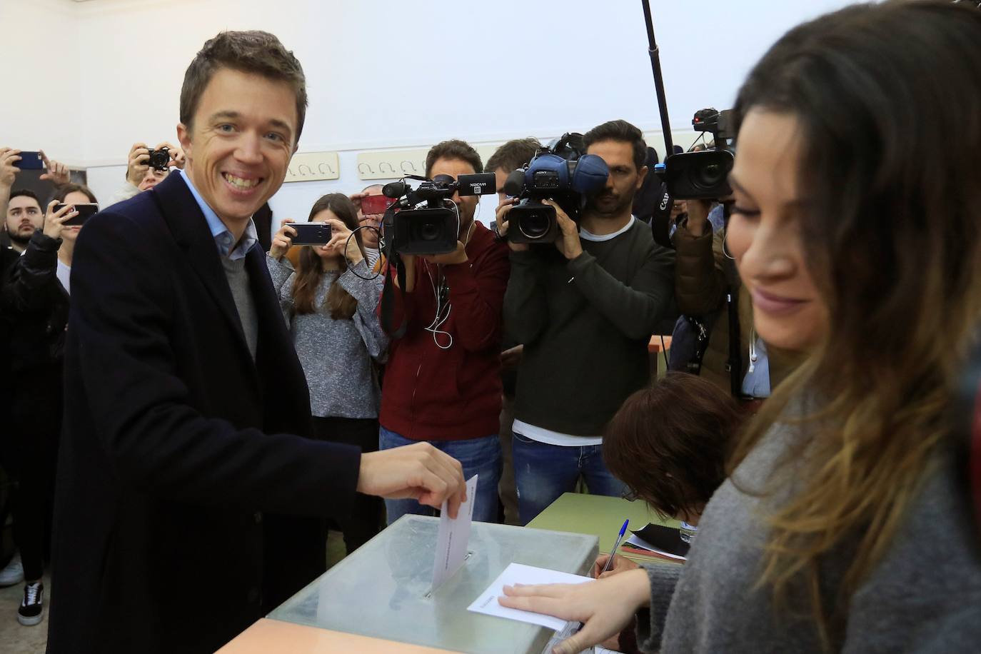 El candidato de Más País a la Presidencia del Gobierno, Íñigo Errejón, vota en el Colegio Santa Teresa de Jesús de Madrid.