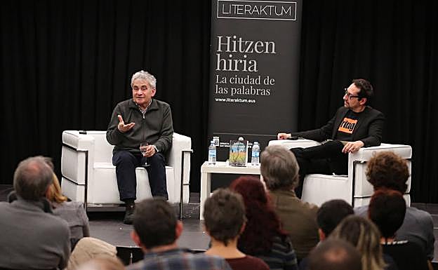 Atxaga, durante su charla en Literaktum.